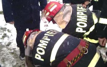 Femeie căzută în fântână, salvată …