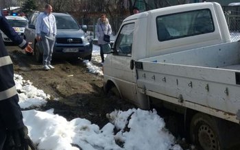 Camionetă rămasă captivă într-o stradă …