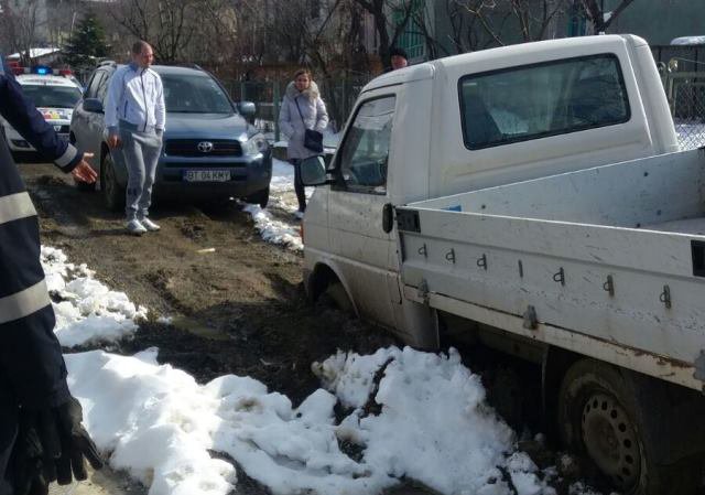 Camionetă rămasă captivă într-o stradă din Botoșani – VIDEO/FOTO