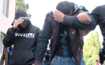 Trei hoți cu mai multe …