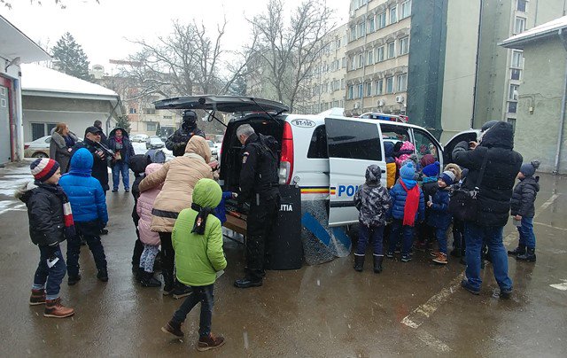 Ziua porților deschise și avansări în grad de „Ziua Poliției Române” la Botoșani - FOTO