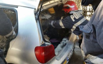 Autoturism cuprins de flăcări în …