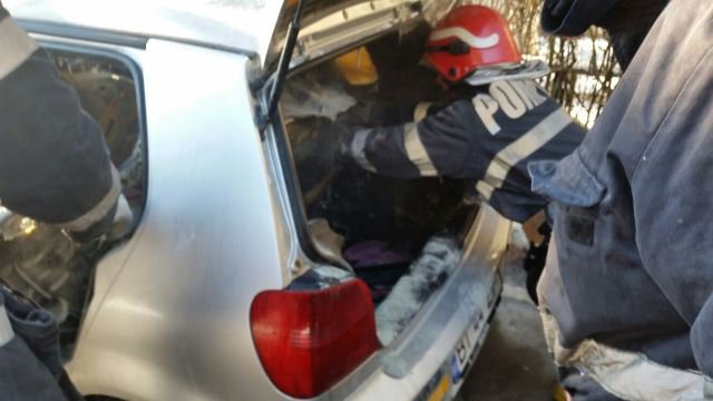 Autoturism cuprins de flăcări în municipiul Botoșani - FOTO