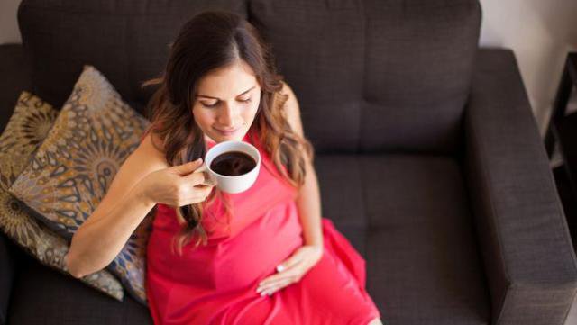 Risc major pentru bebeluș dacă bei cafea în sarcină