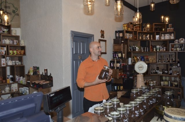 Solistul trupei Voltaj, Călin Goia, păstrează vie amintirea bunicilor printr-o cafenea cu parfum de amintiri
