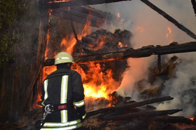 Incendiu puternic la Ibănești! Zeci de kilograme de plante furajere distruse