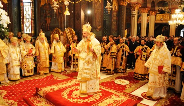 Doi Sfinți români au fost canonizați la Iași, de Buna Vestire! Patriarhul Daniel a fost prezent la slujbă!