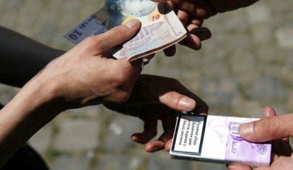 Două persoane s-au ales cu dosare penale pentru contrabandă cu ţigări