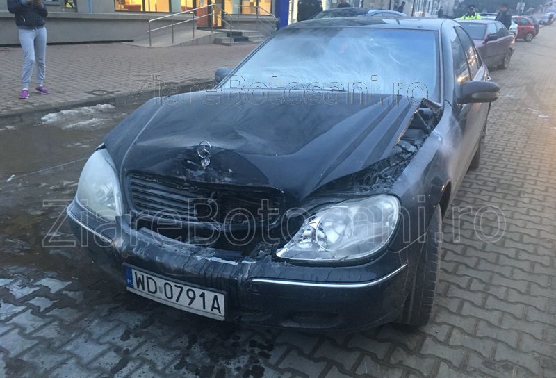 Accident pe Bulevardul Victoriei din Dorohoi. Un șofer a ajuns la spital după ce două mașini s-au lovit - FOTO