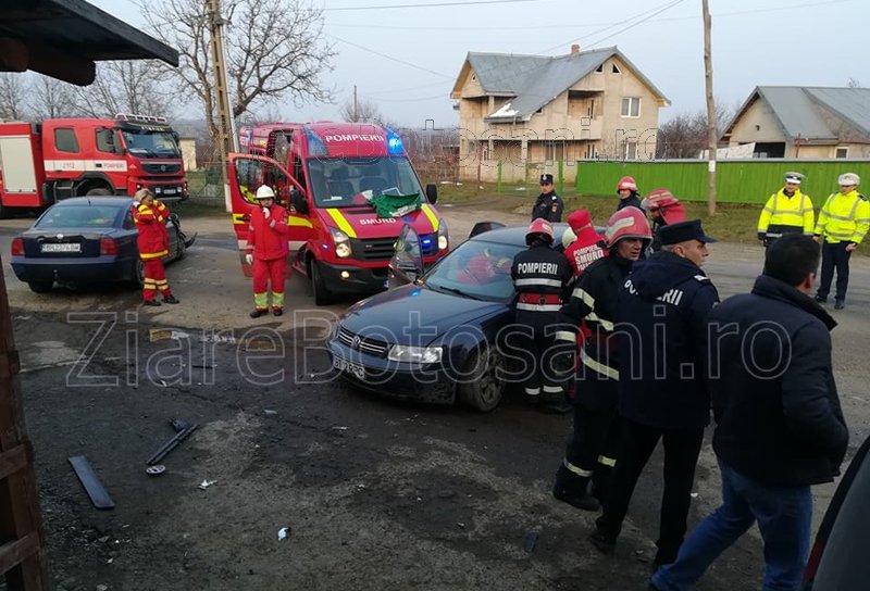 Trei mașini distruse și persoană încarcerată într-un accident produs la intrarea în Orășeni Deal - FOTO