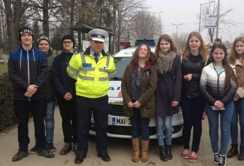 Şcoala altfel alături de poliţiştii botoșăneni - FOTO