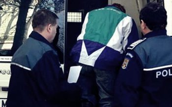 Doi bărbați cu mandate de …