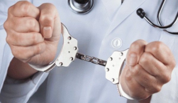 Medic de familie din Botoșani arestat preventiv pentru eliberare în fals de reţete medicale compensate