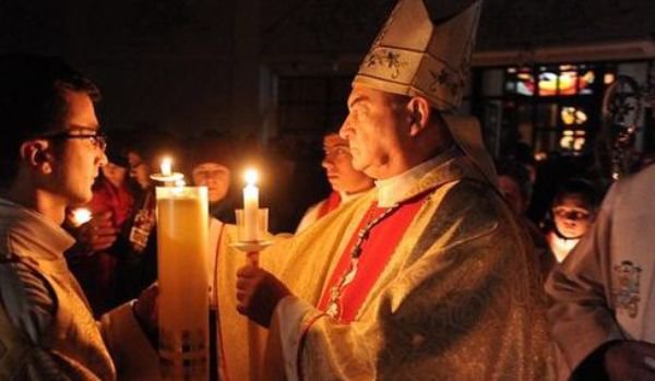 Paştele Catolic. Creştinii catolici merg în această seară să ia lumină
