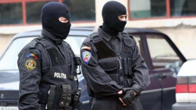 Percheziții domiciliare la persoane bănuite de contrabandă cu țigări