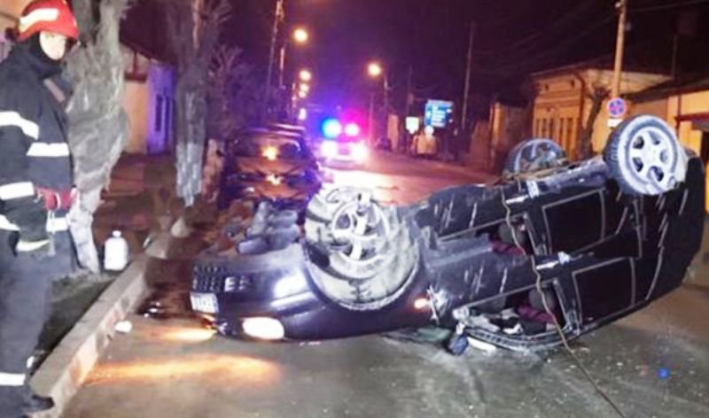 Accident la Botoșani! Mașină răsturnată pe cupolă, șoferul rănit ușor