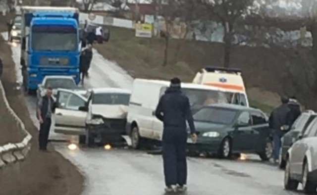 Carambol cu trei mașini la ieșirea din Flămânzi - FOTO