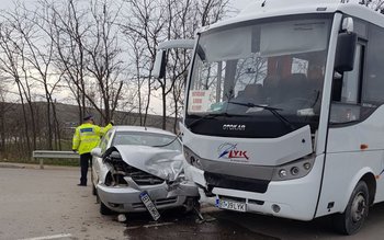 Accident! Un autoturism s-a izbit …