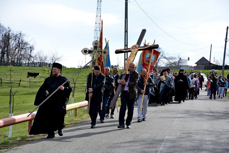 Procesiunea „Drumul Crucii” la Mănăstirea Hadâmbu din judeţul Iaşi - FOTO