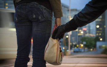 Aveți grijă la buzunare când …