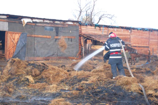 Incendiu la Corlăteni! Depozit de furaje cuprins de flăcări