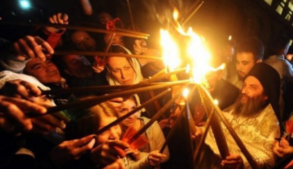 Cum se aprinde, de fapt, Lumina Sfântă. Dezvăluirile unui preot din Ierusalim