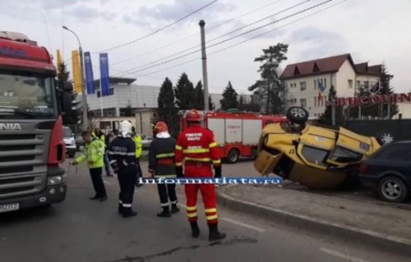Grav accident rutier la Suceava! Un mort şi patru răniţi după ce un Tir a intrat într-un Taxi - FOTO