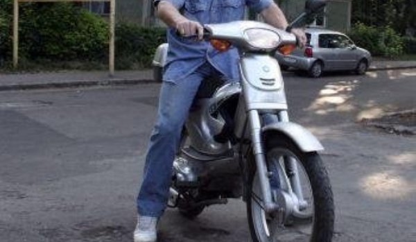 Fără permis pe un moped neînmatriculat, dar cu dosar penal