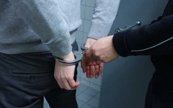 Doi tineri reţinuţi pentru tulburarea …