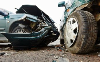 Coliziune între două autoturisme pe …