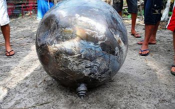 O sferă din metal a …