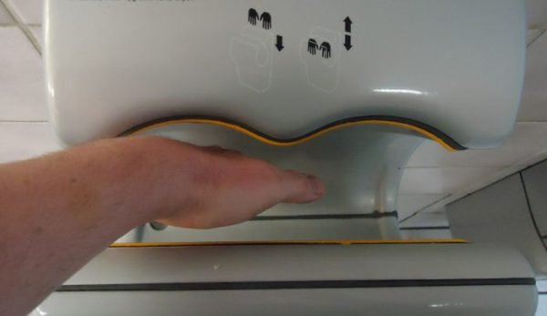 De ce n-ar trebui să mai folosești niciodată uscătorul de mâini din toaletele publice