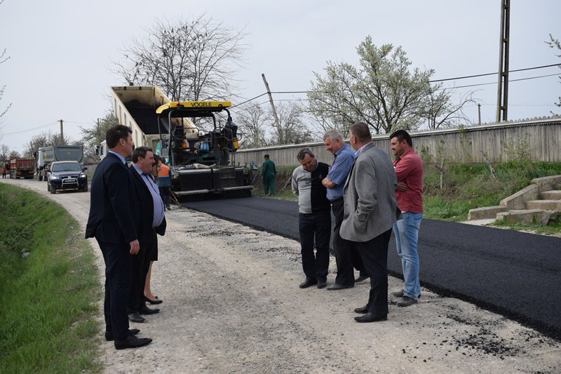 Prefectul Dan Şlincu în vizită la şantierul DN 24C „singurul drum naţional de pământ din ţară” - FOTO