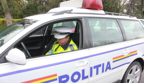 Un șofer cu „alcool la bord” și doi fără permis, depistați și „taxați” de polițiști