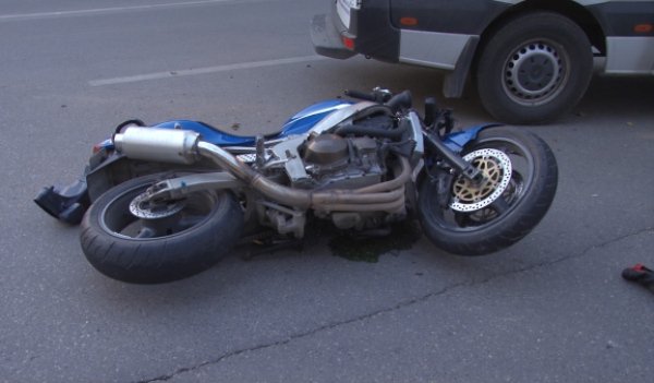 Motociclist accidentat după o depășire imprudentă