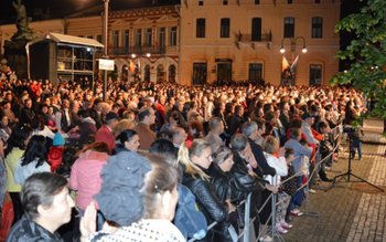 Vezi cine va concerta și …