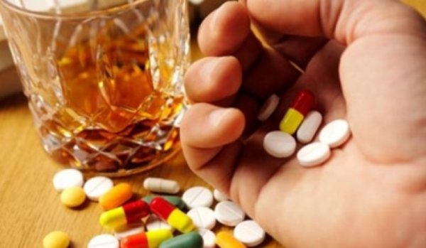 Poţi să consumi alcool dacă iei antibiotice? Ce spun specialiştii!