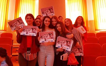 Podium cucerit de laurieni pentru …