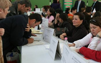 Peste 500 de persoane din …