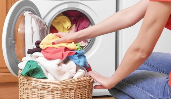 Cum să scoți rufele călcate direct din mașina de spălat. Trucul genial care face înconjurul lumii