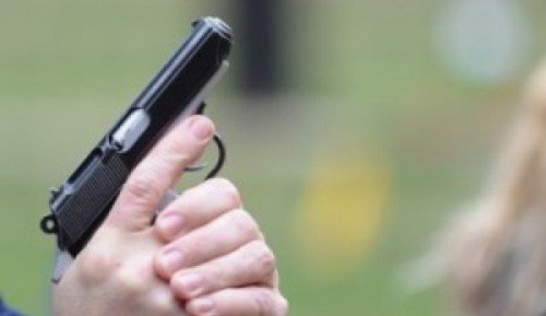 Cercetat de polițiști după ce și-a amenințat concubina cu pistolul