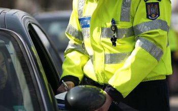 Autoturism „blindat” cu ţigări de …