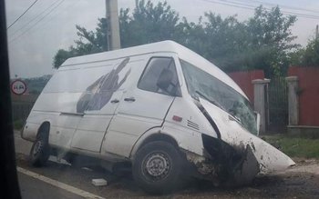 Accident! Un microbuz s-a proptit …