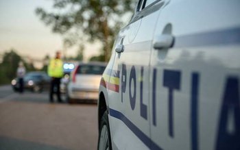 Prins de polițiști conducând fără …