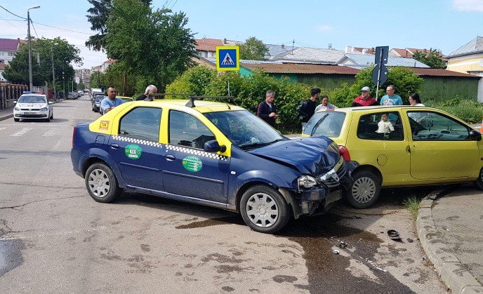 ACCIDENT! Taxi lovit de un șofer băut. O fată de 17 ani și șoferul taxiului au ajuns la spital!