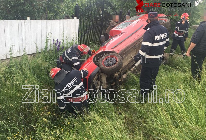 Accident! Mașină răsturnată la ieșirea din Dorohoi spre Suceava