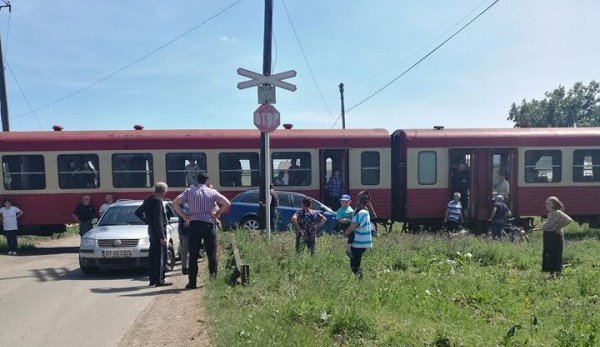 Accident feroviar în județul Botoșani. Un tren de călători a lovit o maşină