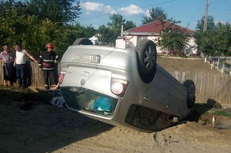 Accident cu victimă! Un șofer beat s-a răsturnat cu mașina la Albești - FOTO
