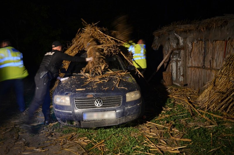 Mașină burdușită cu țigări de contrabandă descoperită de polițiștii de frontieră ascunsă sub nişte coceni de porumb - FOTO