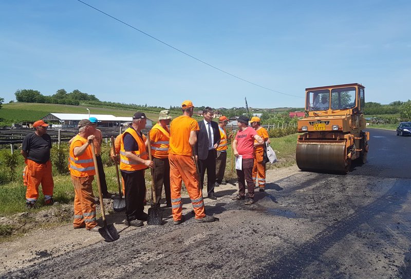 Lucrările pregătitoare pentru turnarea covoarelor asfaltice pe drumurile naționale, inspectate de prefect - FOTO